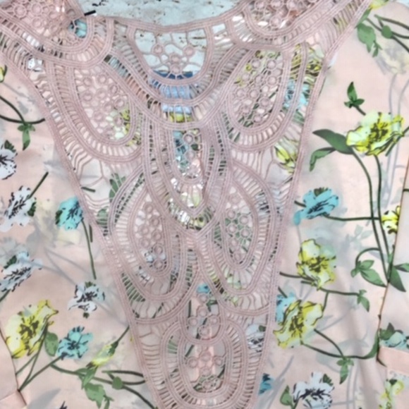 BEAUTIFUL FLORAL SHIRT! - Picture 4 of 6